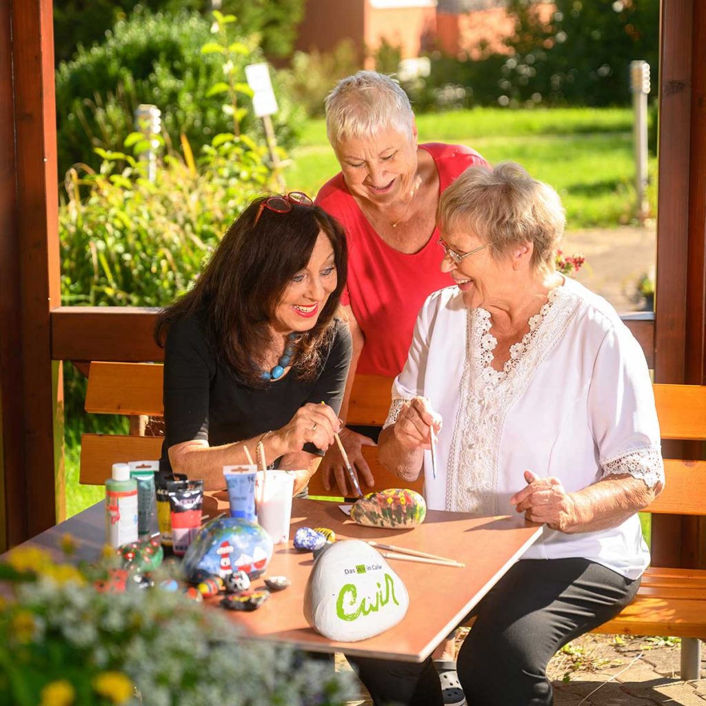 Christel (Bewohnerin Haus auf dem Wimberg) mit Heidi und Leni (Projekt „Calw Stones“ der Bürgerstiftung Calw)