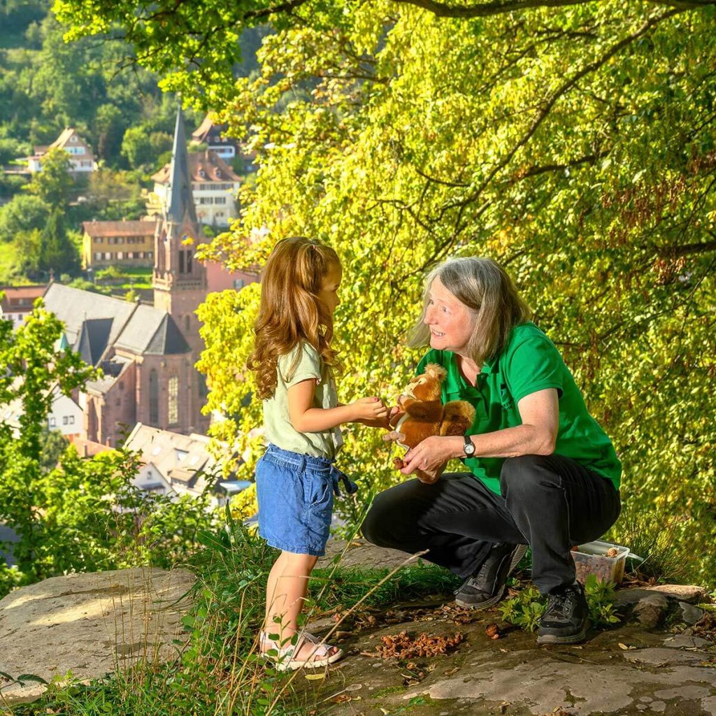 Kindergartenkind Nika im Dialog mit Schwarzwald-Guide und Naturpädagogin Roswitha